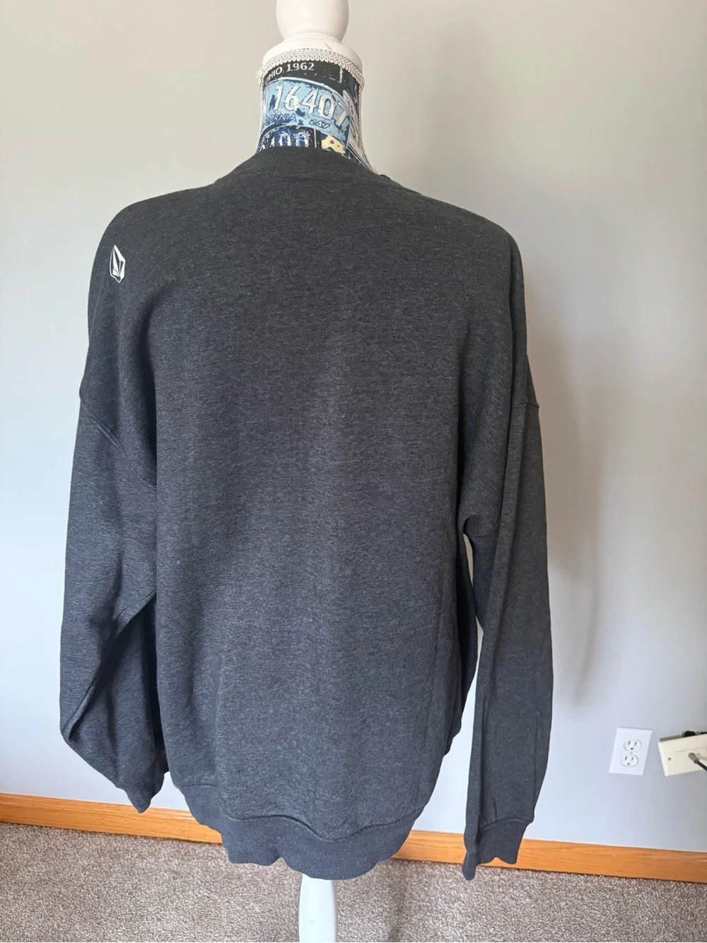 Men’s XL Volcom sweatshirt